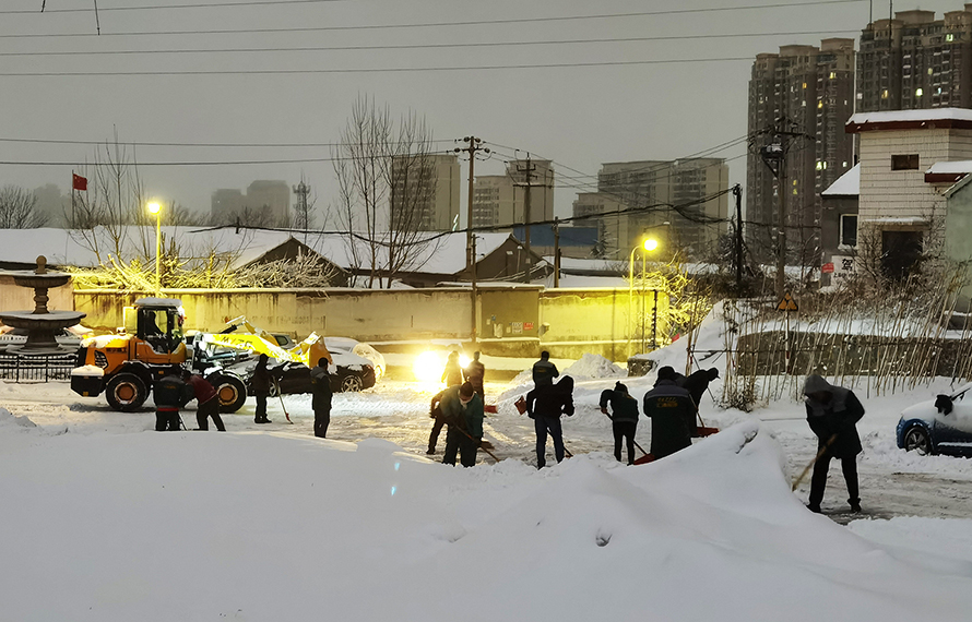 堅(jiān)持發(fā)揚(yáng)掃雪精神，隨下隨清保障平安