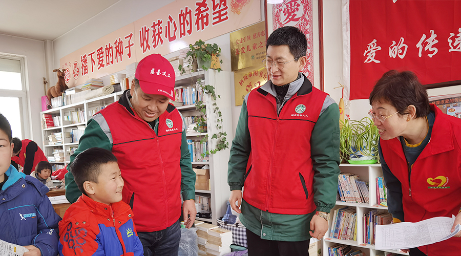 穿新衣領(lǐng)文具盲盒！棲霞市20名孩子收到“新年心愿 ”禮物